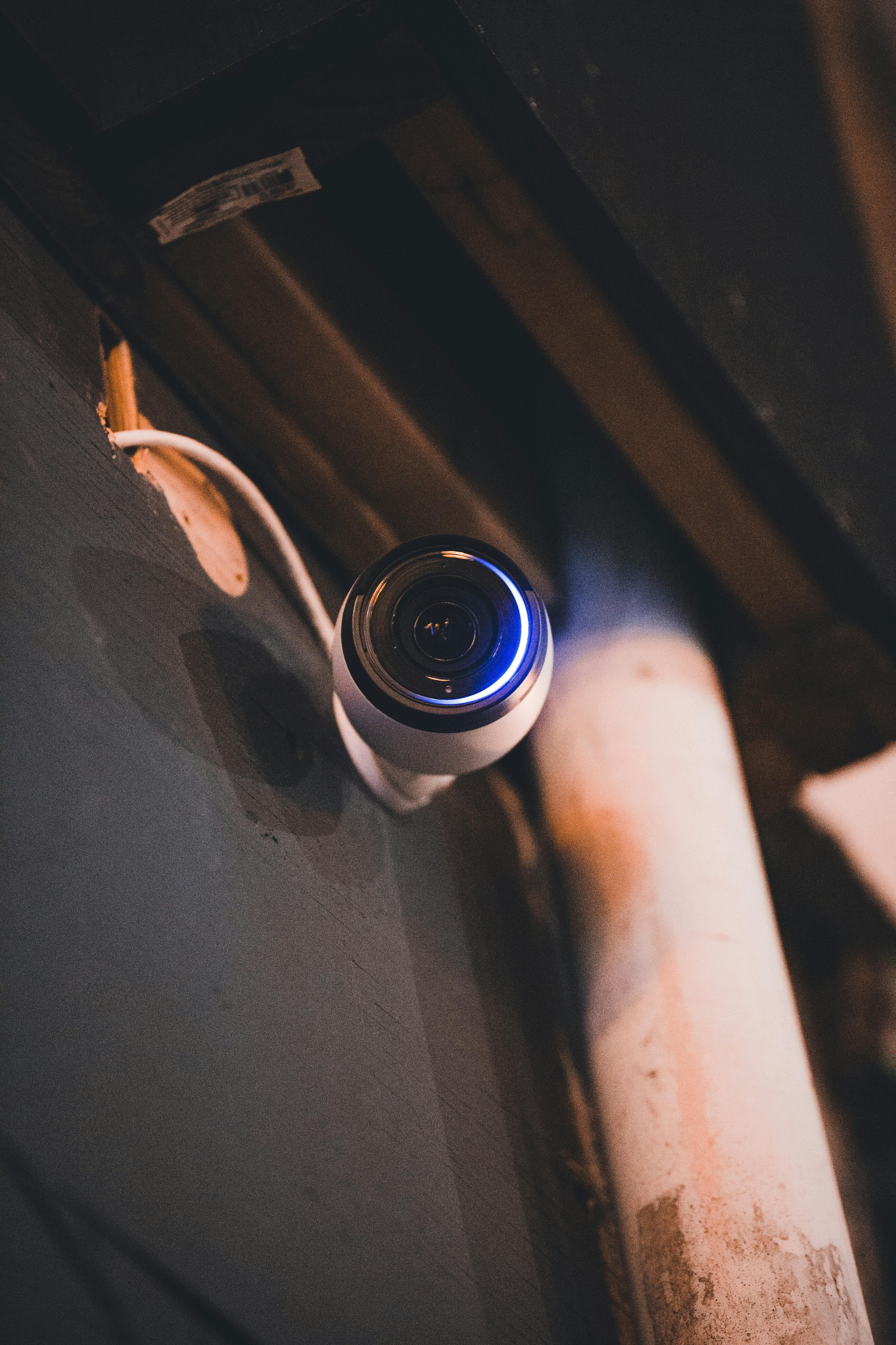 Installation de caméra de surveillance dans un bâtiment professionnel